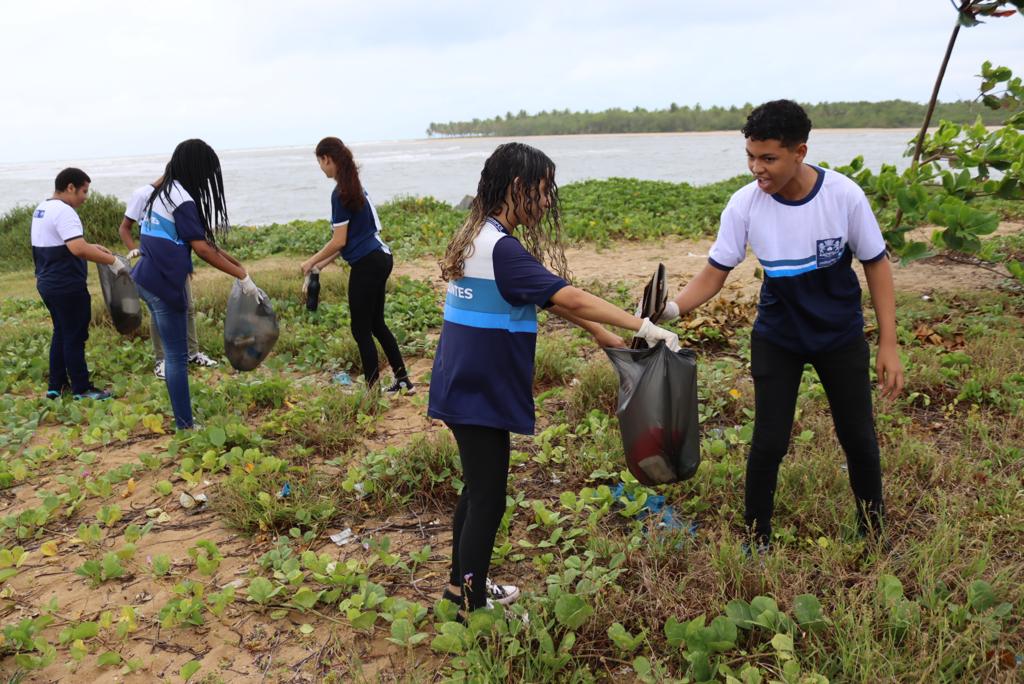 Estudantes da Rede Municipal do Jaboatão limpam orla em comemoração ao Dia Mundial de Limpeza da Água